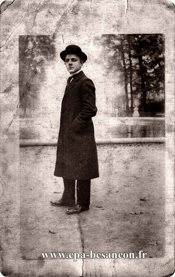 BESANÇON - Jeune homme devant le bassin de la promenade de Chamars